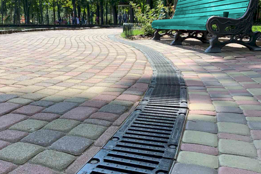 Поверхневе водовідведення: види, переваги, поради з монтажу